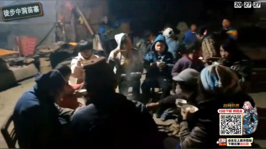 到达成都，扫描二维码下载《魔神世界》！ 2019-04-28 15点场