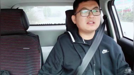 我在斗鱼看火力堂主直播户外