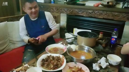 户外遛狗王飞哥发布了一个斗鱼视频2019-04-30