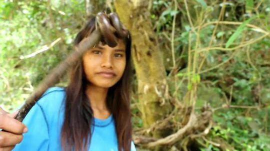 【野炊姐妹】慎入！油炸千足虫，啥味道呢？