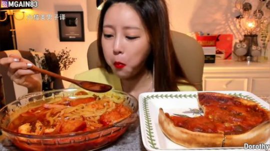 【Dorothy吃播】中字--核辣火鸡乌冬+芝加哥披萨