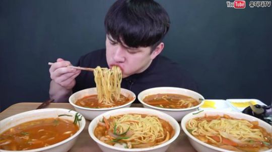 【微笑吃播】韩国深渊巨口小哥狂吸五碗面 再来一杯冰阔乐收尾爽