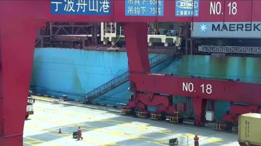 49米高 宁波舟山港桥吊司机的世界什么样 2019-05-01 10点场