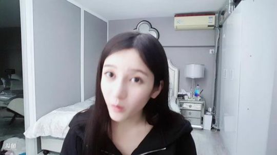 我在斗鱼看昕电图丶昕昕Sama直播户外