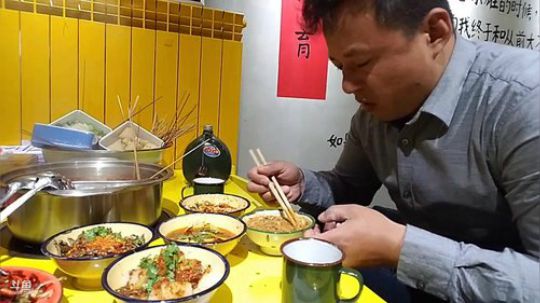 我在斗鱼看威海大叔直播美食
