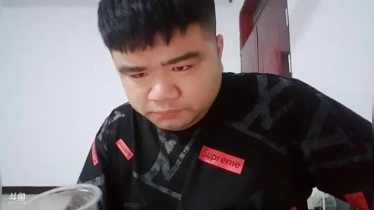 我在斗鱼看做个疯子直播户外