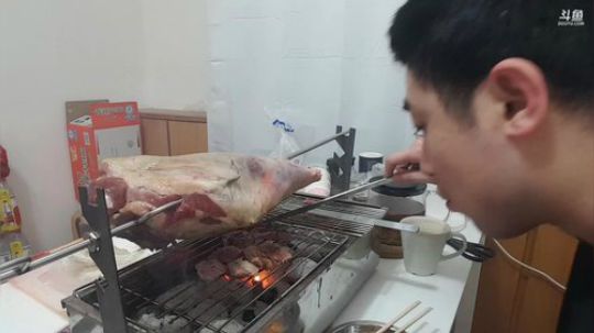 无尽：烤羊腿美滋滋。