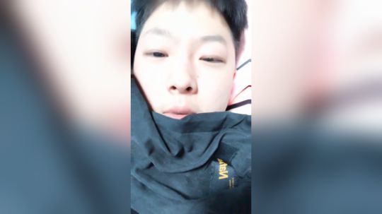 爸爸们晚上请个假休息，这两天吹空调吹出问题了 浑身发热，流鼻