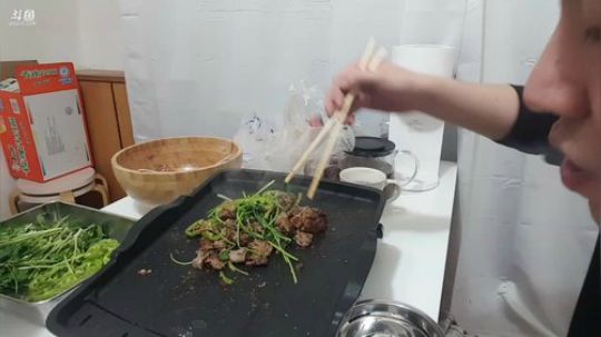 无尽：烤肉嚯真香。