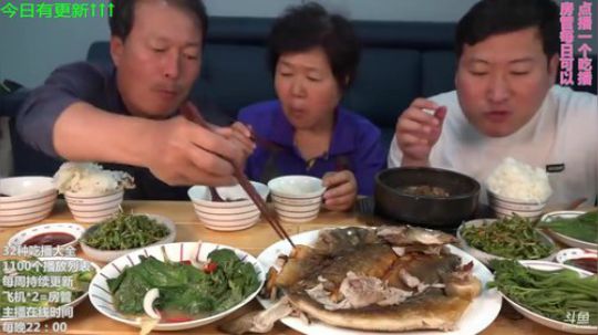 一家子其乐融融。