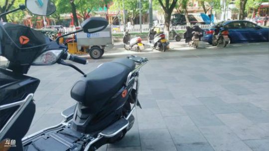 换手机电池 拉头发 户外 2019-05-07 14点场