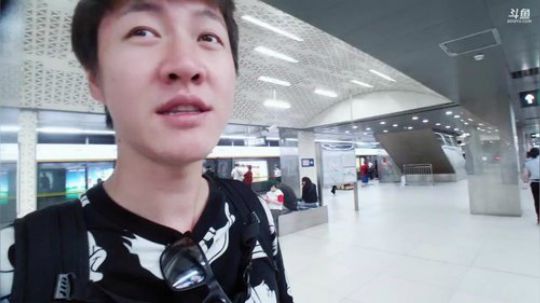 换手机电池 拉头发 户外 2019-05-07 13点场