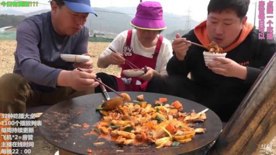 一家三口吃饭美滋滋