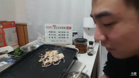 无尽：嘻嘻就喜欢看你聊天。