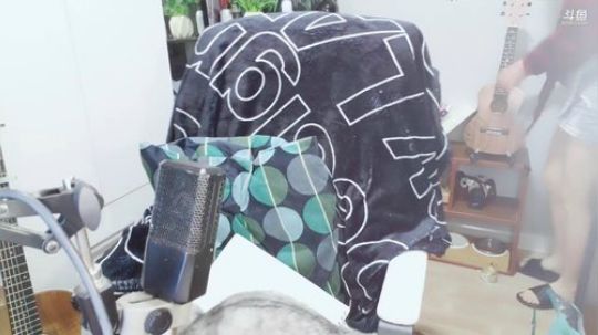 短裤有点大