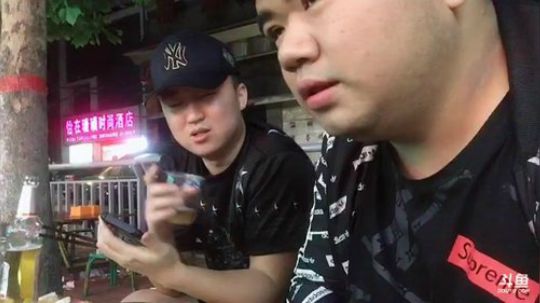 我在斗鱼看做个疯子直播户外