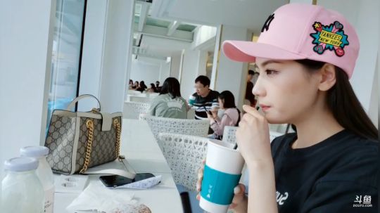 HHHISHHH发布了一个斗鱼视频2019-05-09