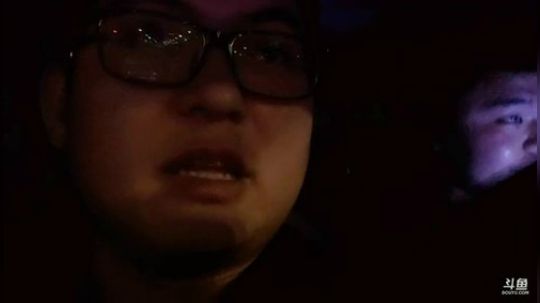 我在斗鱼看火力堂主直播户外