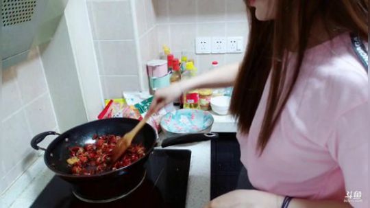 烙铁扎心了发布了一个斗鱼视频2019-05-12