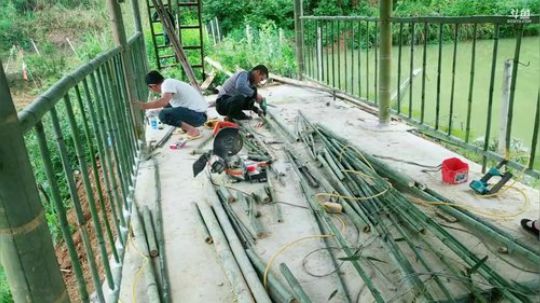 下雨搭建竹屋。 2019-05-12 15点场