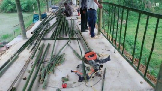 下雨搭建竹屋。 2019-05-12 11点场