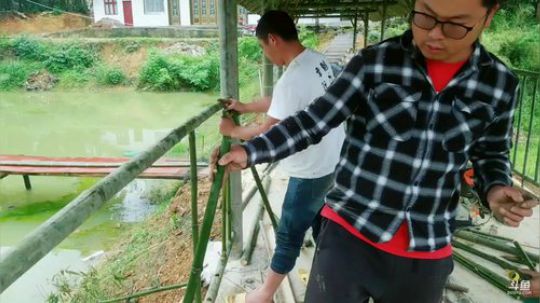 下雨搭建竹屋。 2019-05-12 13点场