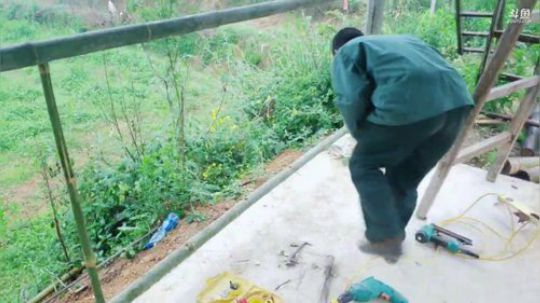 下雨搭建竹屋。 2019-05-12 09点场