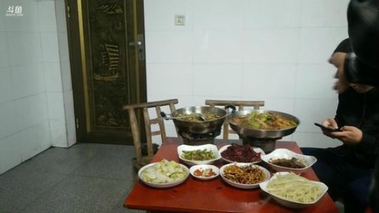 下雨搭建竹屋。 2019-05-12 11点场