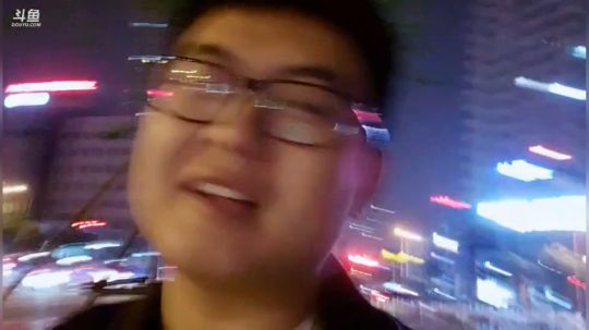 我在斗鱼看火力堂主直播户外