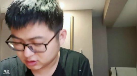 我在斗鱼看火力堂主直播户外