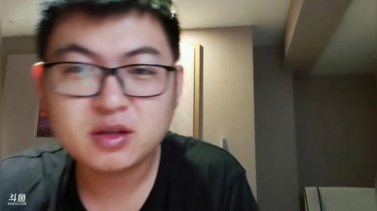 我在斗鱼看火力堂主直播户外