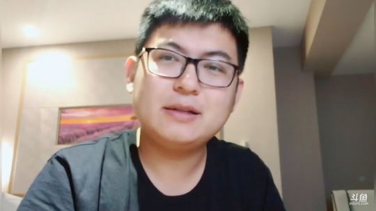 我在斗鱼看火力堂主直播户外