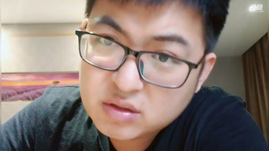 我在斗鱼看火力堂主直播户外