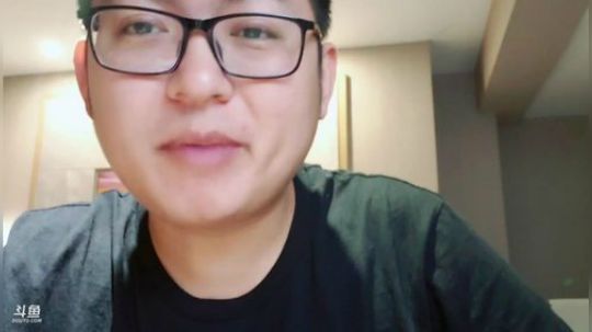 我在斗鱼看火力堂主直播户外