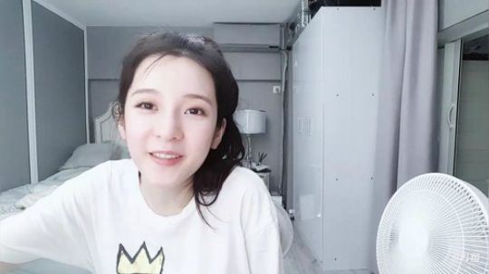 我在斗鱼看昕电图丶昕昕Sama直播户外