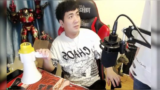 令北半夜与老汉结为亲兄弟，牛二毛为何闯入直播间对齐拳脚相加？