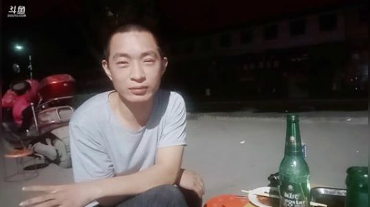 我在斗鱼看做个疯子直播户外