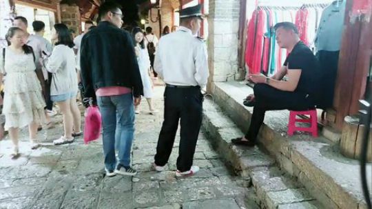 户外遛狗王飞哥发布了一个斗鱼视频2019-05-19