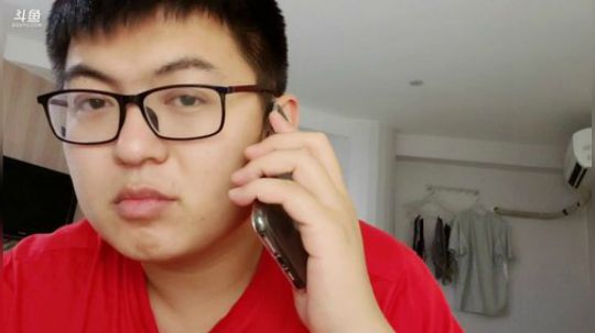 我在斗鱼看火力堂主直播户外