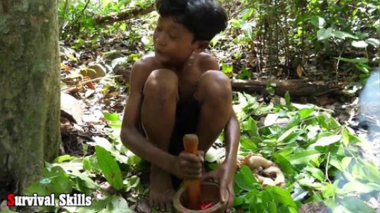 【荒野戏精】在野外烤鸡头吃！鸡你太美！