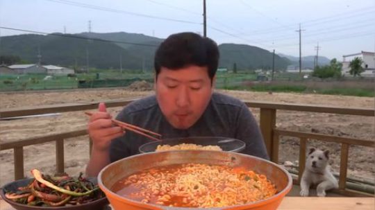 - 闷头就是造的一家人 - 这是一个想吃拉 面的男人