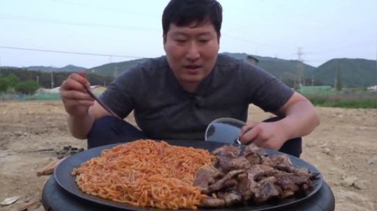 - 闷头就是造的一家人 - 一人吃一锅火鸡面配烤猪颈肉