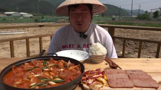 - 闷头就是造的一家人 - 吃泡菜炖猪肉+煎午餐肉+煎蛋