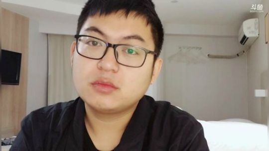 我在斗鱼看火力堂主直播户外