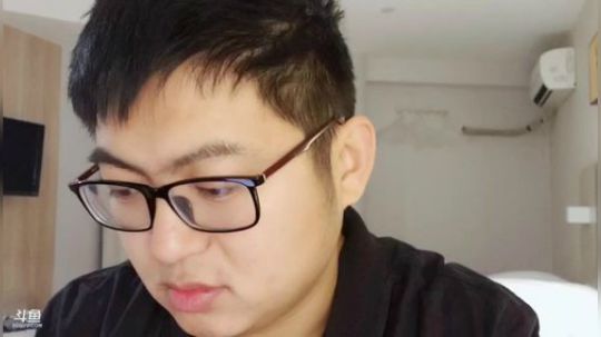 我在斗鱼看火力堂主直播户外
