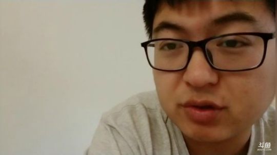 我在斗鱼看火力堂主直播户外