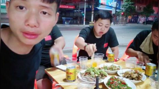 徒搭武汉嘉年华、出发荆州。 2019-05-23 21点场