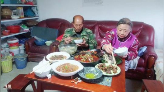 《高山人家乡民的晚餐》(≧ω≦)/ 2019-05-28 18点场