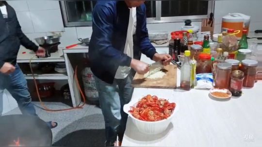 放毒时间：蒜香小龙虾盘鳝。 2019-05-29 20点场