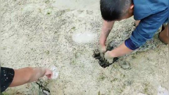 讲个笑话老二扣黄鳝。 2019-05-29 13点场